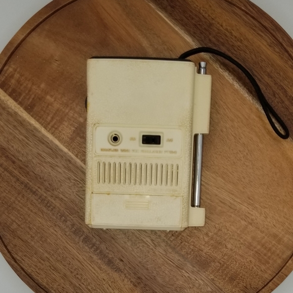 White GE Transistor radio, model 7-2517. - Picture 3 of 6